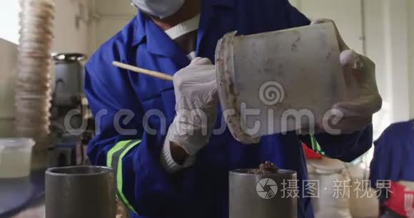 混合种族男子在工厂工作视频