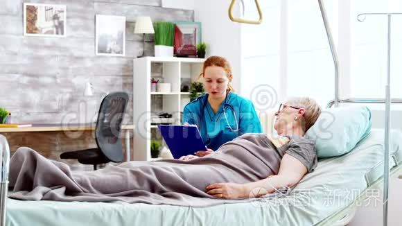 社会工作者咨询一位躺在病床上的老年残疾妇女