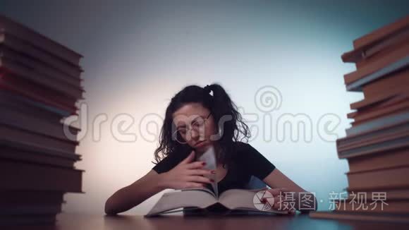 小女孩厌倦了看书和做作业视频