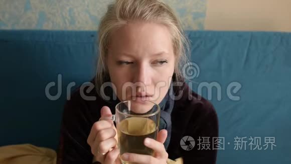 女人生病喝热茶视频