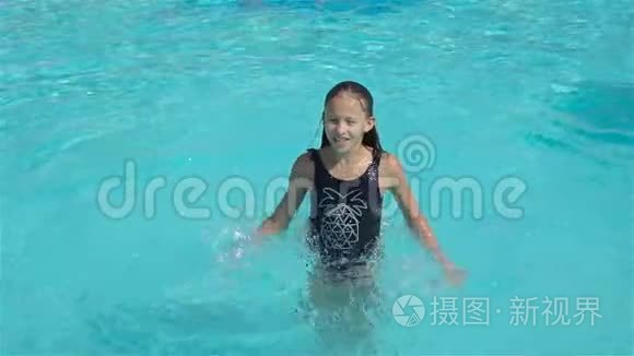 户外游泳池的小可爱女孩视频