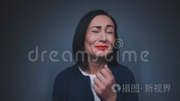 年轻快乐的女人笑着，开心地