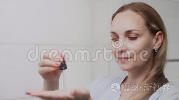 成年妇女涂洗剂或油，照镜子