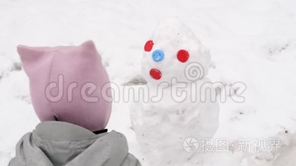 冬天街上有雪人的婴儿视频