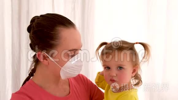 戴着防护面具的女人和生病的女儿