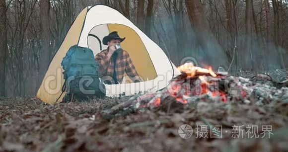 坐在森林帐篷里的游民视频