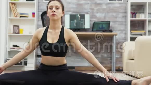 冷静健康的年轻女性练习瑜伽视频