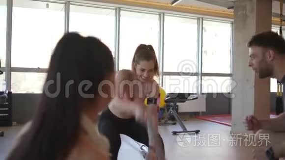 年轻女子在体育馆里用战绳练习视频