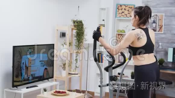 看电视锻炼身体的年轻女子视频