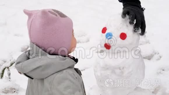 冬天街上有雪人的婴儿视频