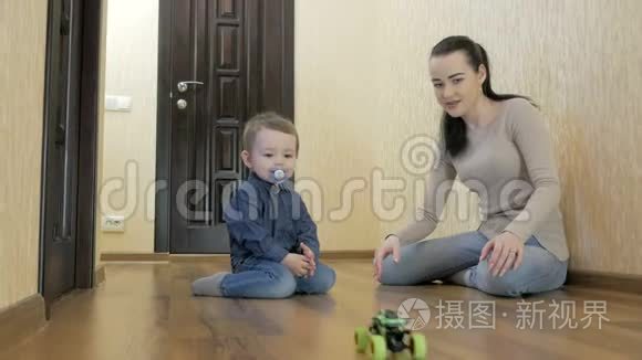 幼儿玩妈妈玩具车坐在地板上视频