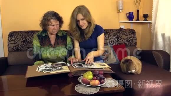 奶奶和孙女一起看黑白旧相册视频