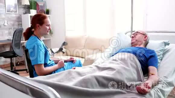 女医生说老人躺在养老院的床上视频