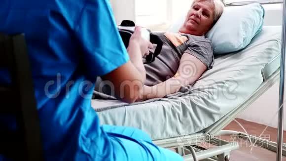 女护士帮助老年妇女护理院视频