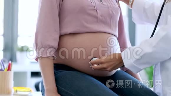 女妇科医生在诊所检查她怀孕病人的心跳婴儿。