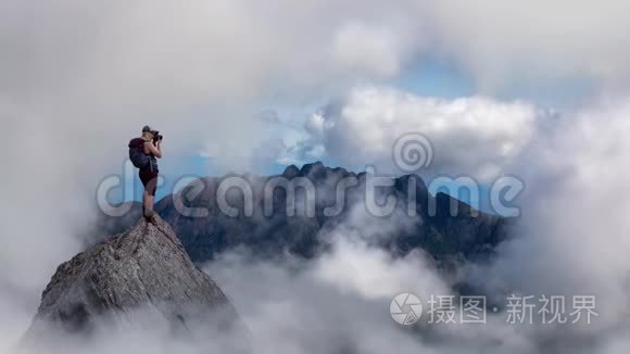 冒险女摄影师和徒步旅行者视频