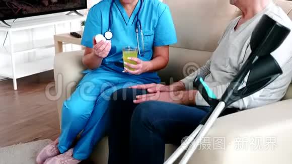 在养老院帮助老人的女医生