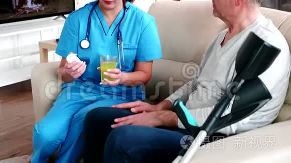 疗养院医生给老人吃药视频