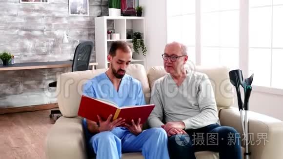 为老人读书的男帮手视频