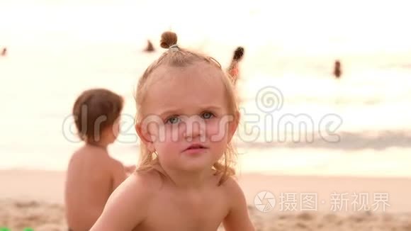 度假村阳光沙滩上的小女孩视频