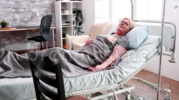 疗养院男护士与老妇人谈话视频