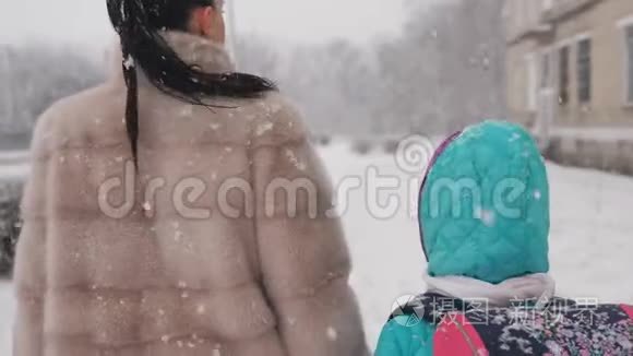 母女俩放学回家后回来，冬天在雪地上，后景。