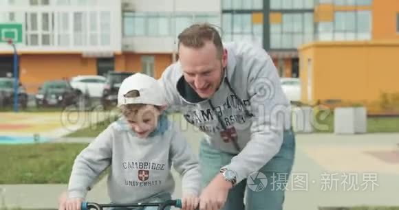 一位父亲为儿子骑自行车加油视频