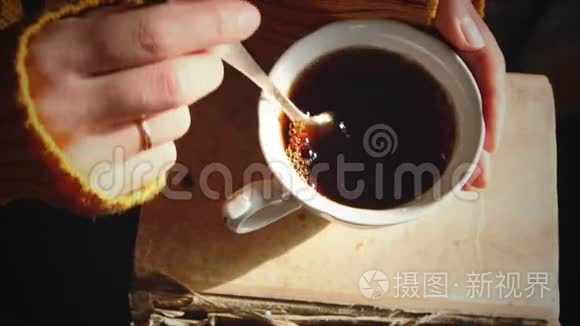 女人用勺子搅动茶视频