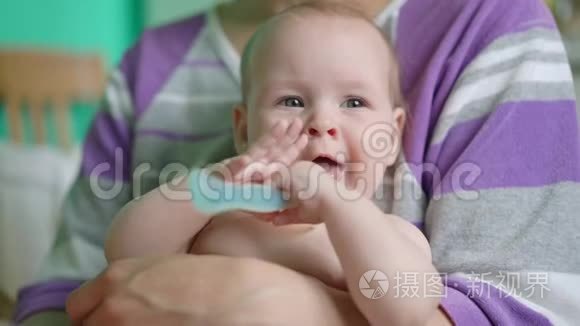 可爱的婴儿嘴里有勺子视频