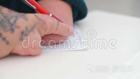 残疾人解剖过程的特写在纸上写文字。