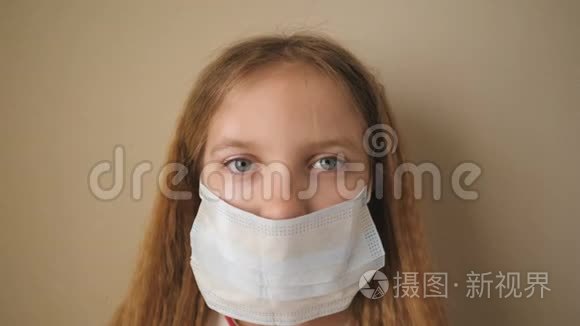 伤心的女孩子戴上防毒面具短视频