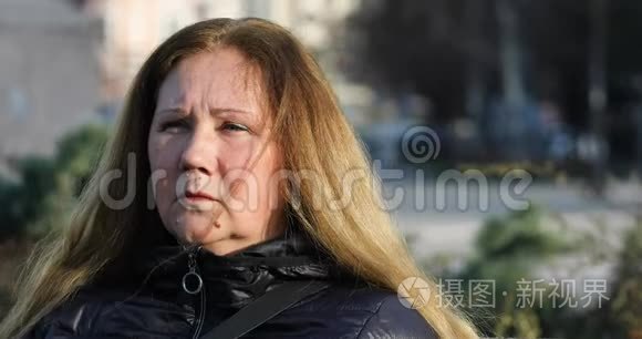 担心的女人戴上面罩以防止电晕病毒