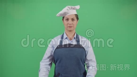 有趣的女厨师拿着锅视频