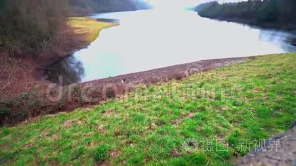湖泊水库倾斜向上拍摄视频