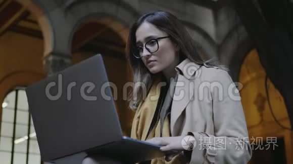 学生在大学的笔记本电脑屏幕上阅读。 做手提电脑的女商人