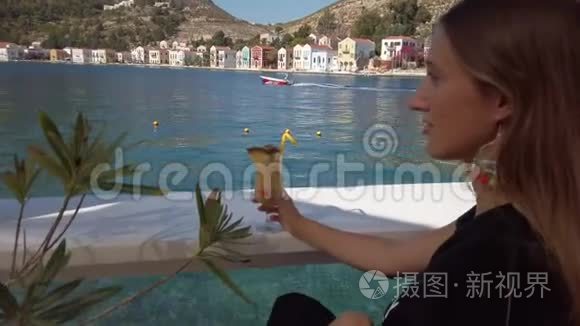 美女坐在水边喝着菠萝汁视频
