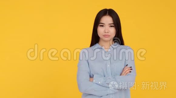 年轻女孩喜欢黄色背景。 女人的喜悦