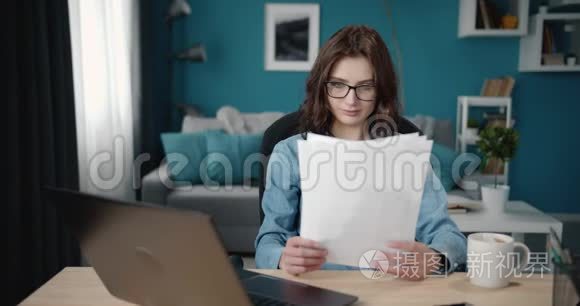 女性阅读文件和工作笔记本电脑视频