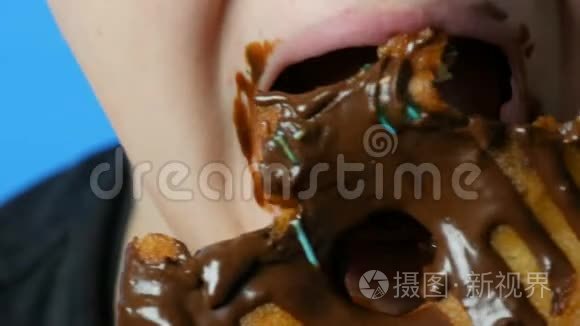 十几岁的男孩吃巧克力脂肪甜甜圈。 有害的甜食，垃圾食品..