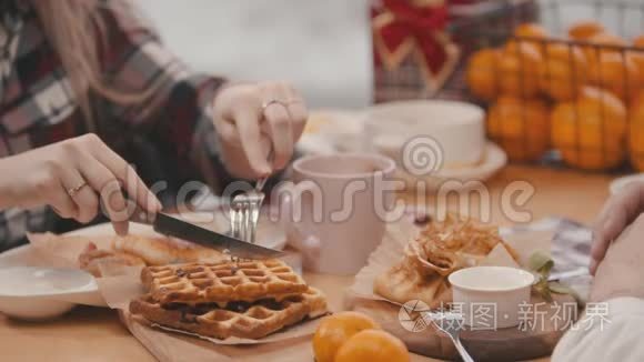 女人用刀子切华夫饼视频