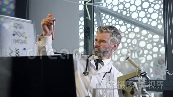 外观好看，可敬的男医生，穿着白色长袍，用化学液体做实验
