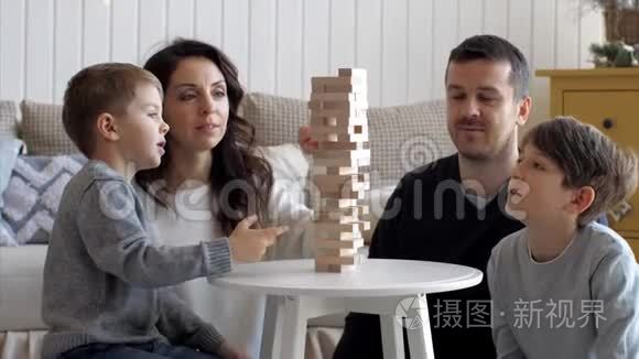 一家人在家里玩木塔视频