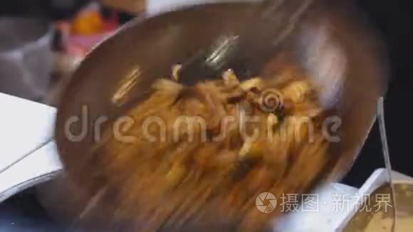 专业厨师在街头美食节炒菜和米饭.. 烹饪过程接近。