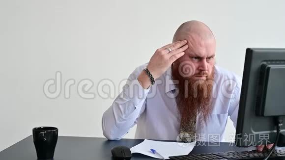 上班族的问题.. 一个穿着白色衬衫的秃头男人坐在办公桌前，拿着电脑，因为