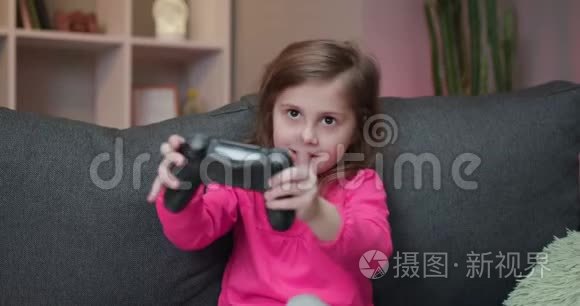 小女孩在电子游戏控制台使用Joybar控制器。 快乐小女孩玩电子游戏