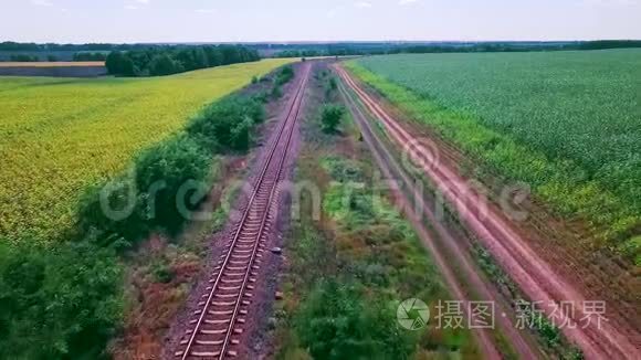 田之间的铁路视频