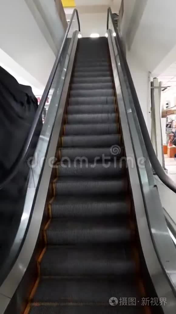 日冕病毒商场的自动扶梯视频