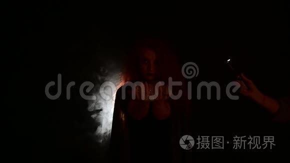 一个长卷发的女巫手里拿着魔法火.. 红发女子掌心上的火焰铜色.. 慢动作。