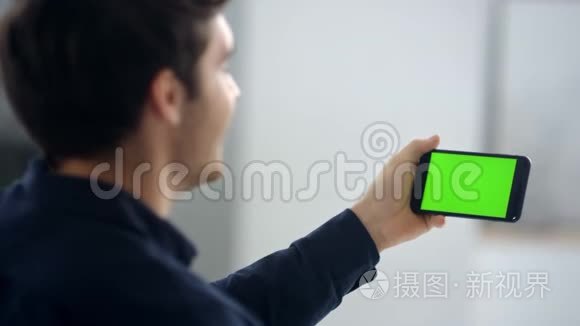 在绿色屏幕上缓慢移动的手机上进行视频对话