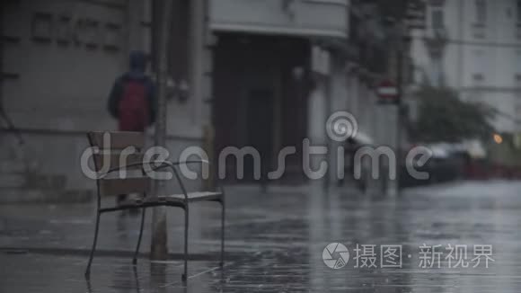 城市里灰蒙蒙的白天和细雨视频